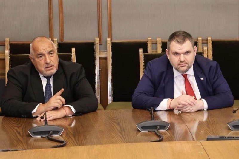 Пеевски се катери към властта на гърба на Бойко Борисов