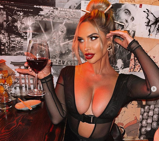 Новозеландската красавица Росана Аркъл обича да провокира мъжете със своите