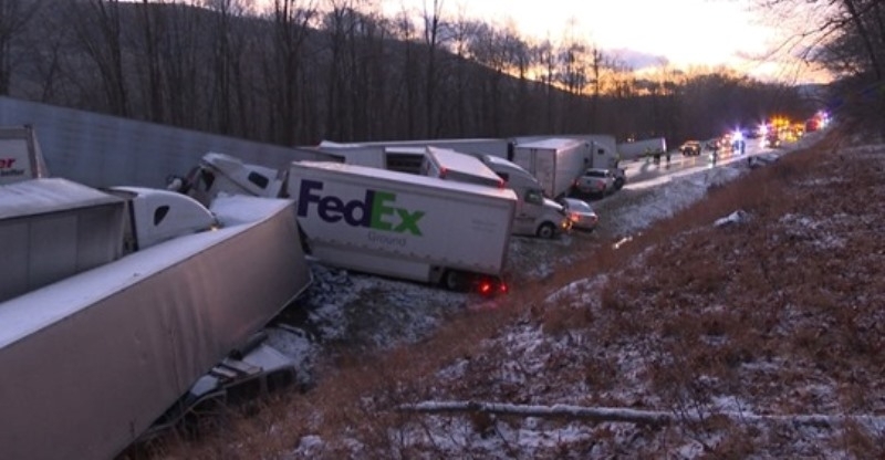 Тежка верижна катастрофа с 58 превозни средства затвори за няколко