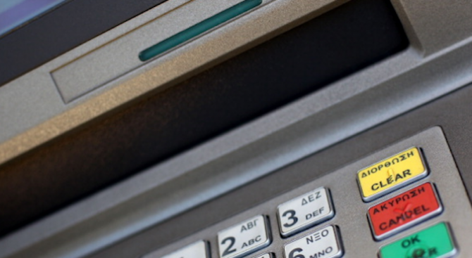 Двама мъже опитаха да откраднат пари от банкомат в София.