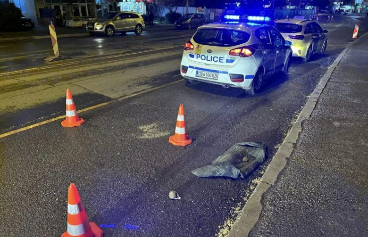 Мъж е болница след като бе пометен от кола на