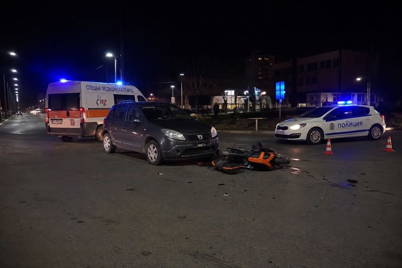 Кръв на пътя! Млад моторист пострада при катастрофа с автомобил във Враца