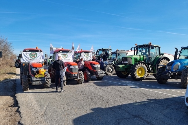 Земеделски производители блокираха с трактори възлови пътища в област Монтана