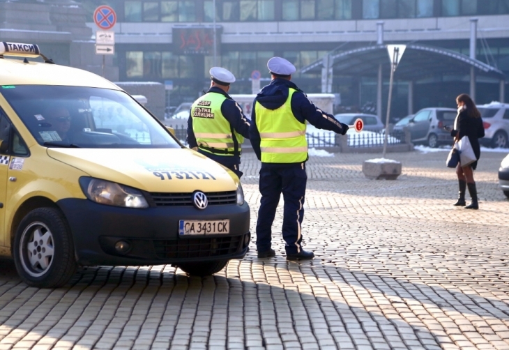 Продължават проверките на полицията в рамките на ежедневния засилен контрол