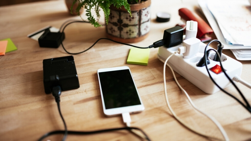 Европейската комисия предложи занапред продаваните в ЕС електронни устройства да