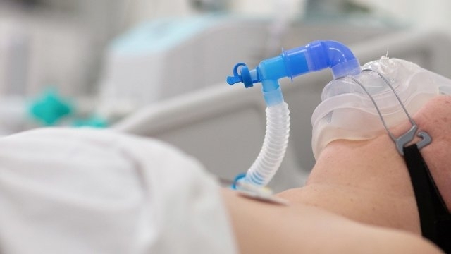 Лек спад се наблюдава в броя на хоспитализраните с коронавирус