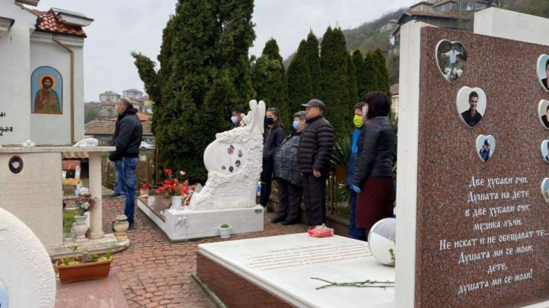 16 години от трагедията в река Лим, родители и близки почетоха паметта на загиналите деца /снимки/