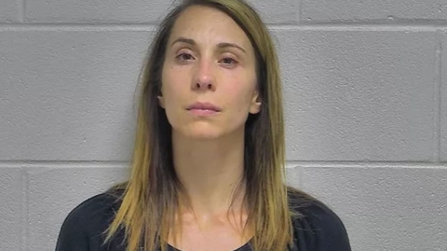 35 годишна учителка от Кентъки беше арестувана след като призна че