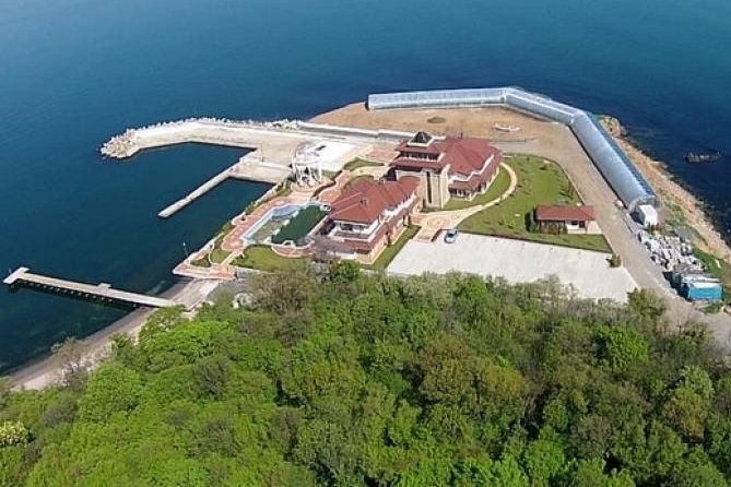 Гори палатът на Ахмед Доган на Черноморието /снимки/