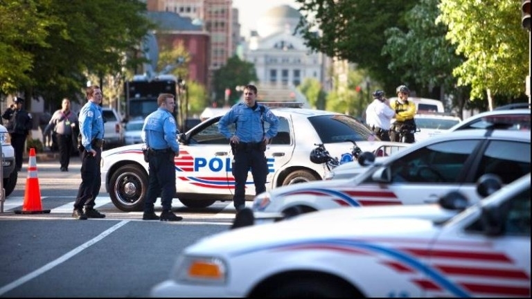 Полицията е арестувала най малко 13 души и е иззела метални