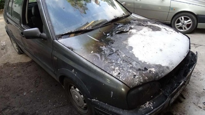 Лек автомобил Фолксваген Голф 4 се е запалил посред бял