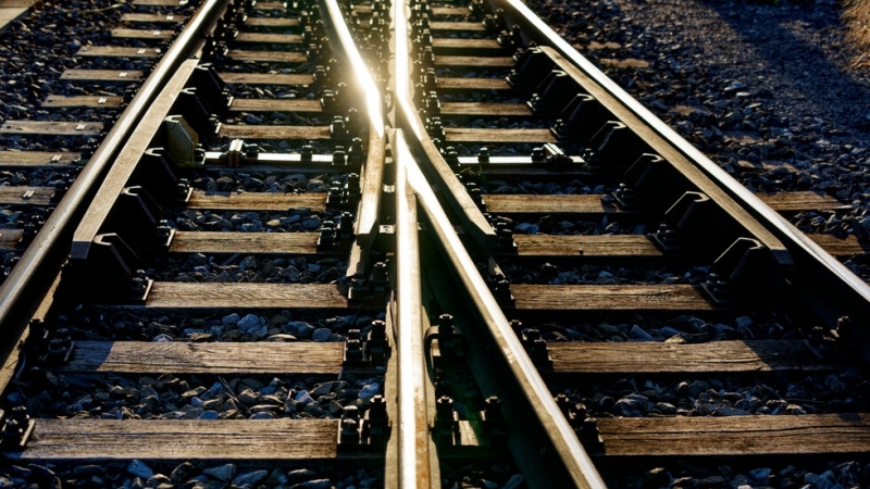 Влак по линията Стара Загора Русе е блъснал лек