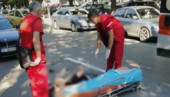 Кръв на пътя! Кола помете пешеходец във Врачанско, настаниха го в болница