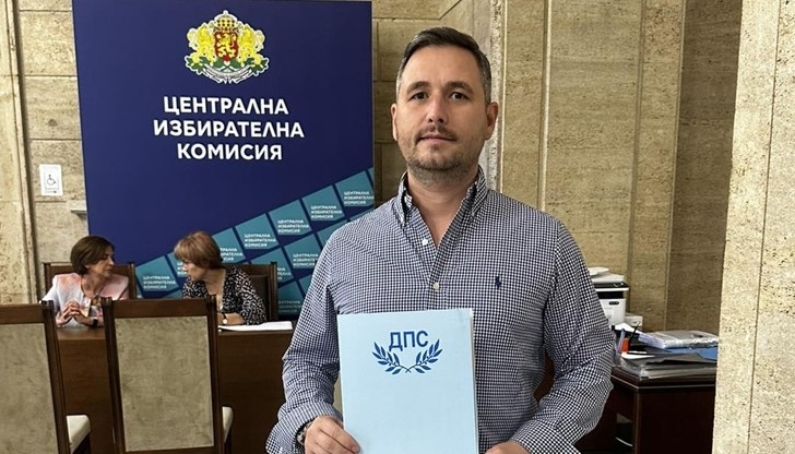 ДПС с лидер Доган и председател Чакъров внесе документи в ЦИК за самостоятелно участие на изборите