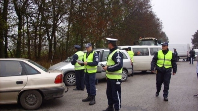 Двама мъже бяха хванати да карат автомобили с прекратена регистрация