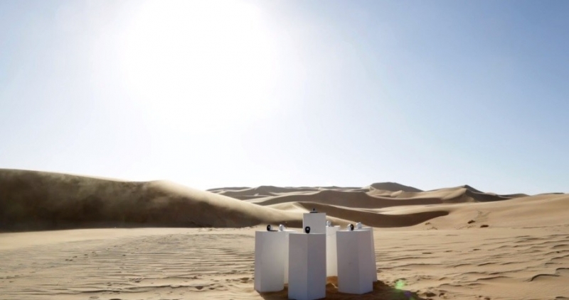 Хитът Africa на американската рок група Toto в момента озвучава