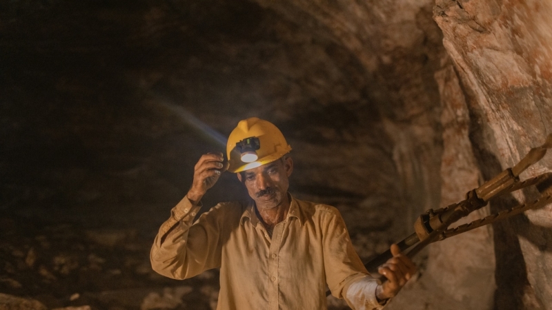 Тринайсет миньори са затрупани в една от най големите златни мини