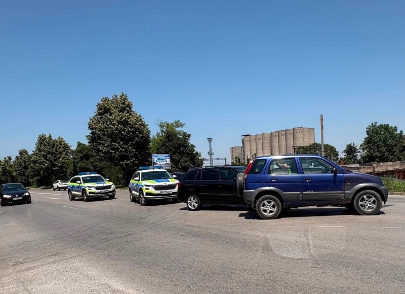 Кола и джип се удариха на натоварен булевард във Враца