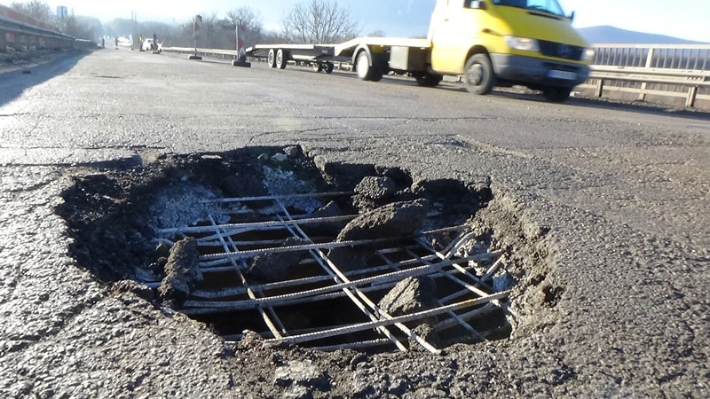 4 огромни дупки на моста край врачанското село Краводер по