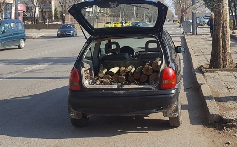 Заловиха мъж да превозва незаконни дърва във Видинско съобщиха от