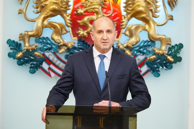 Днес 19 януари от 19 00 часа държавният глава Румен