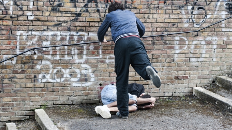 Ученик е нападнат и обран посред бял ден вчера около