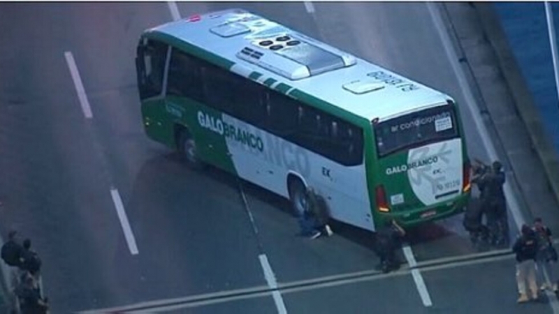 18 души бяха взети за заложници в автобус в Рио