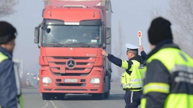 Задържаха пиян 50 годишен шофьор на камион във Виднско съобщиха от