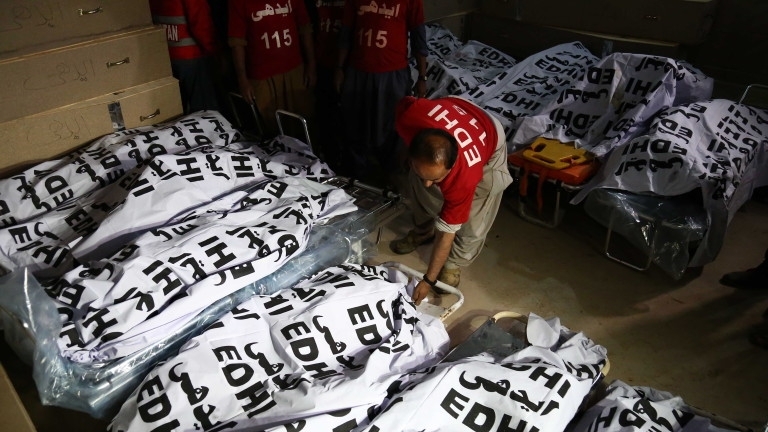 Най малко 27 души загинаха при сблъсък между пътнически автобус и