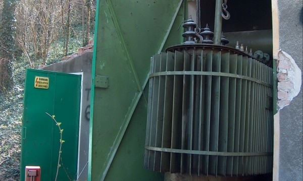 Полицаи издирват апаш, задигнал трансформаторно масло от помпена ...