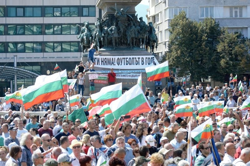Българи от страната и чужбина излязоха днес пред Народното събрание