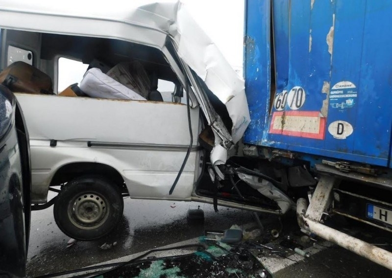 Човек е пострадал при катастрофа между ТИР и баничарка във