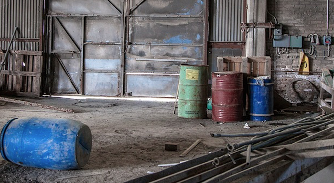 Полицията разследва случай на открити животински останки в пластмасови съдове