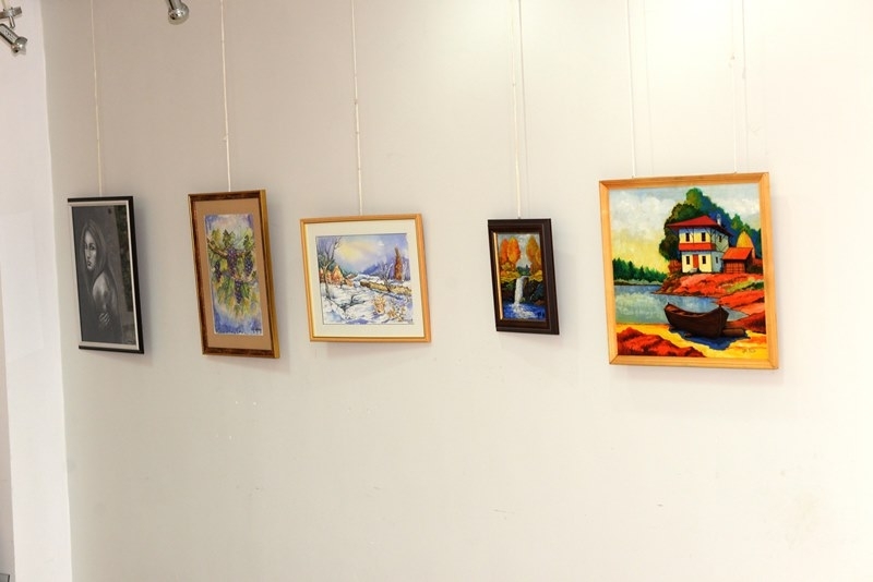 Над 50 живописни платна графика и дърворезба могат да видят