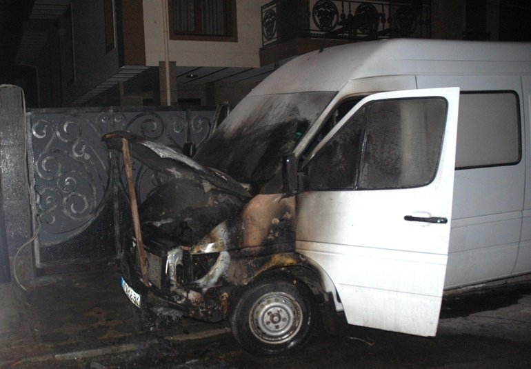 Товарен автомобил е бил запален тази нощ в село Гложене,