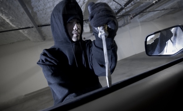 Младеж открадна чанта с дебитни карти от миниван в Монтанско