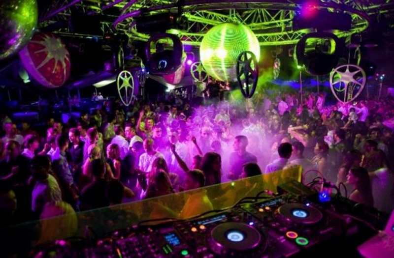 Намаляват капацитета на нощните заведения на половина Посещениято на барове