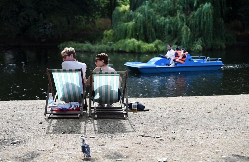 Великобритания е обхваната от силна жега заради която националната метеорологична