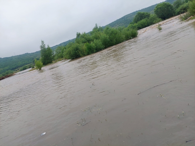 И река Ботуня излезе извън коритото си след проливните дъждове,