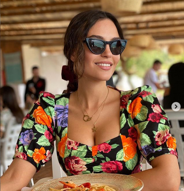 Сексапилната албанска актриса и телевизионна водеща Ева Мурати не спира