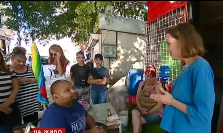 Млад мъж в инвалидна количка живее в павилион с размери