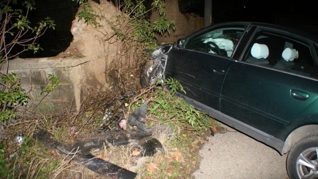 Джигит се заби с колата си в ограда във Врачанско