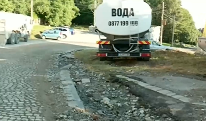 Наводнение стана в столичния квартак Драгалевци след като багер спука