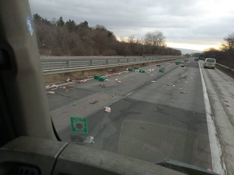 Разпилени колбаси затрудняват движение по магистрала Хемус в платното в