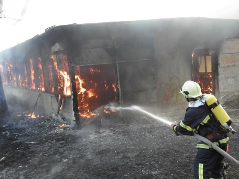 Голям пожар е горял в селскостопанска постройка в монтанското село