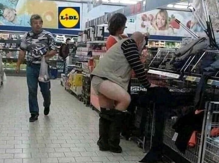 Смях в мрежата! Чичка по долни гащи в Lidl във Видин взриви нета
