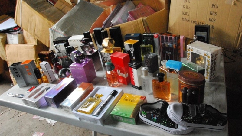 Иззеха голямо количество фалшиви парфюми в Софийско съобщиха от полицията Тази сутрин около