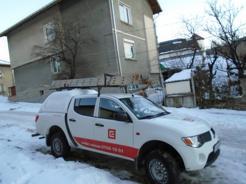 Мъж е счупил служебна кола на ЧЕЗ във врачанското село