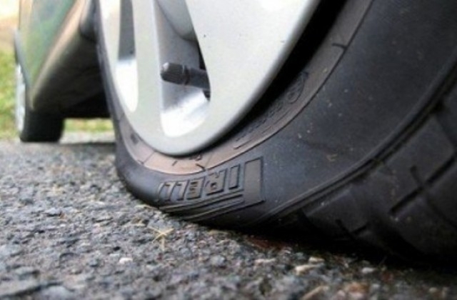 Колата на млада монтанчанка е била поломена от неизвестни вандали