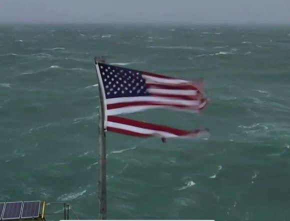Мощните ветрове и дъждове на урагана Флорънс достигнаха бреговете на